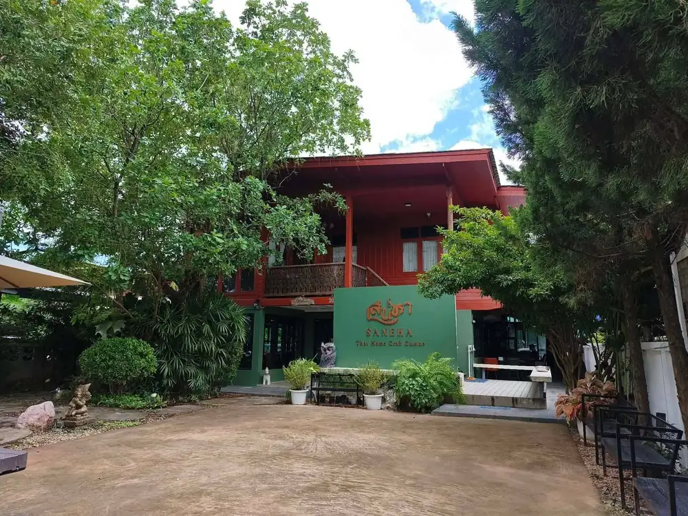 บ้านไม้ของร้านเสน่หา ริมถนนสุริยพงษ์