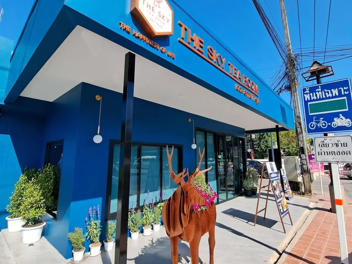 หน้าร้าน The Sky Tea Room สีน้ำเงิน ริมถนนมุมสี่แยก